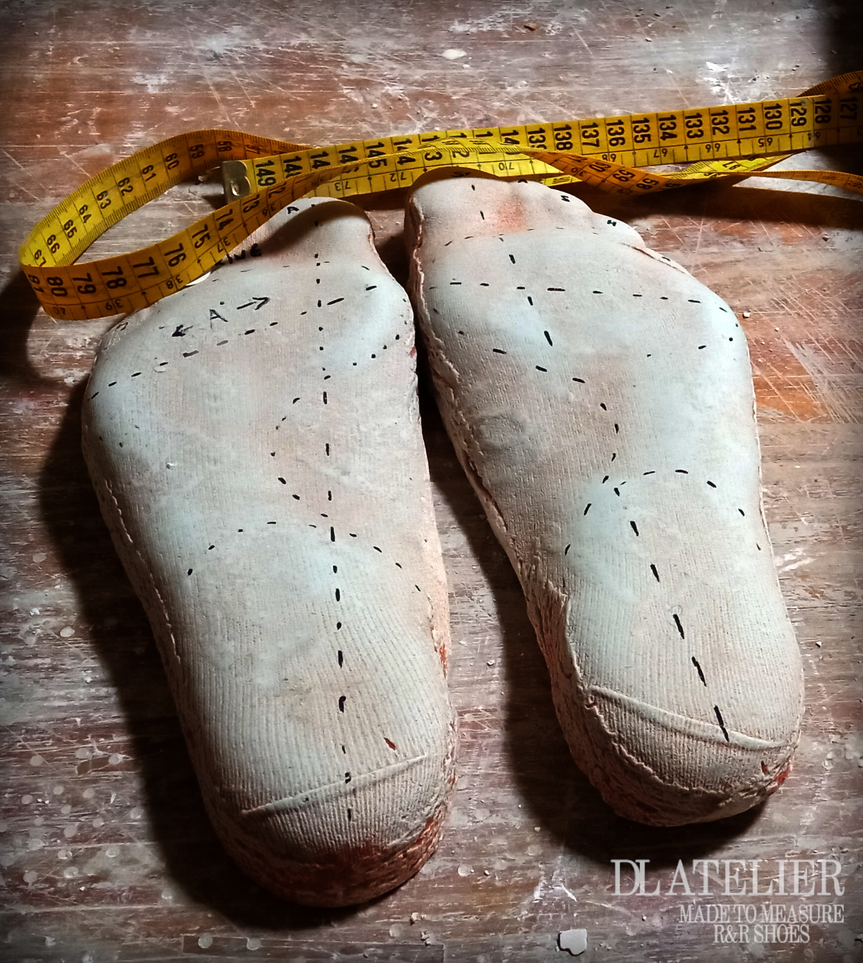Foot measurement and fitting process for Made-to-Measure shoes