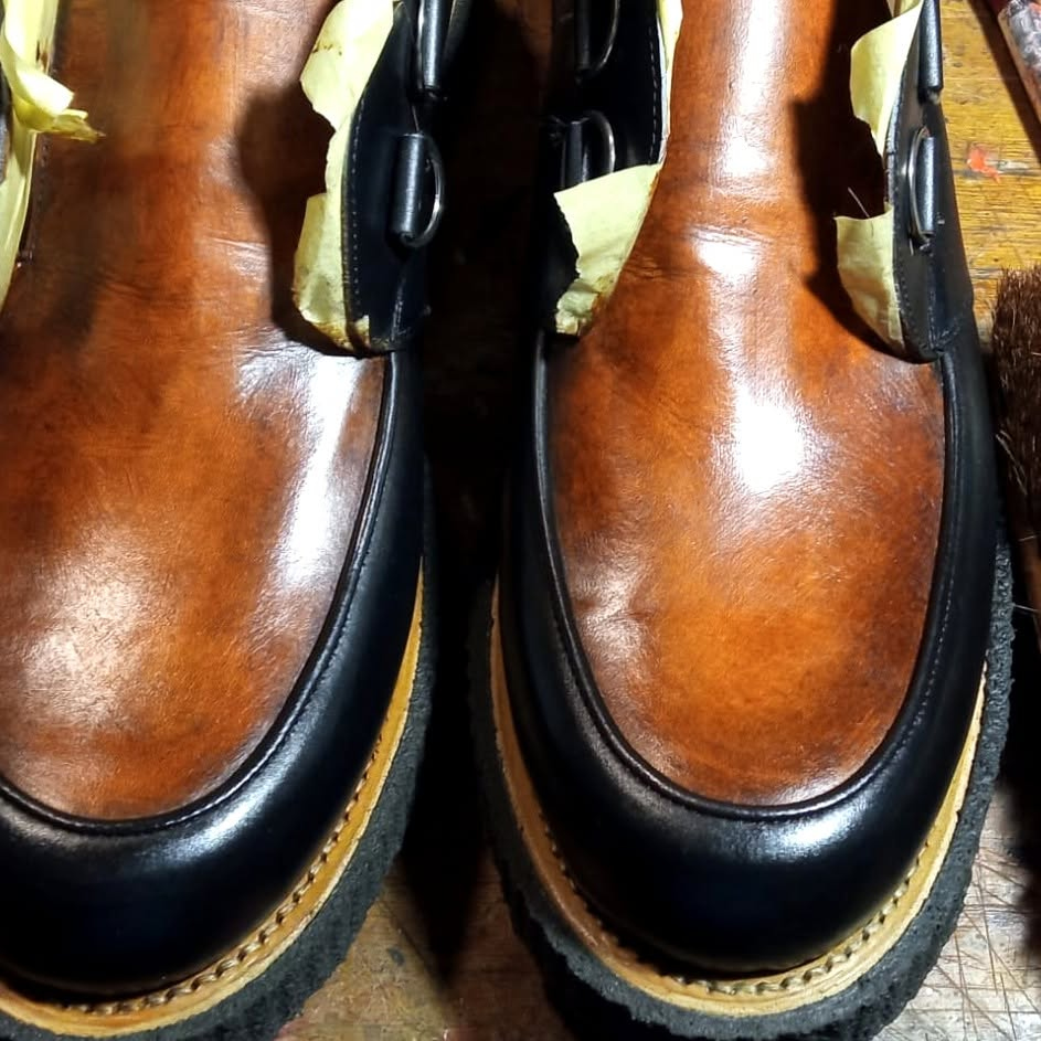 Crust leather with hand-developed patina