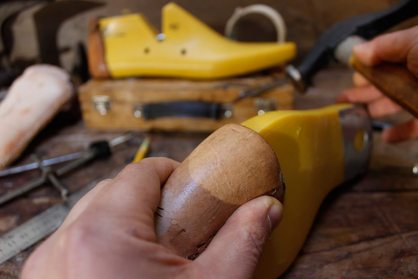 Hand-modified shoemaking last during the Made to Measure creepers process