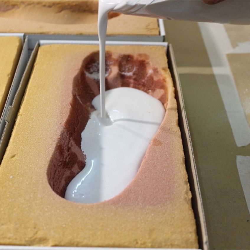 Réalisation à l’atelier d’un moulage en plâtre à partir de l’empreinte du pied
